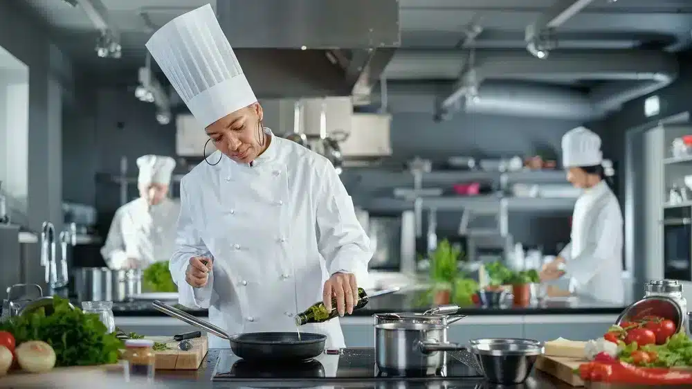 معدات المطبخ الفندقي الأساسية لتحقيق النجاح 2 How to Run an Efficient Hotel Kitchen jpg